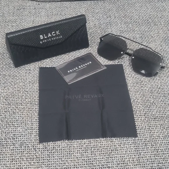 PRIVÉ REVAUX "The One' Sunglasses in Black - Picture 9 of 11
